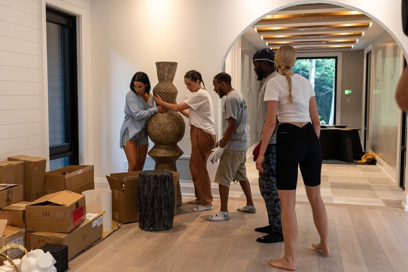 Ali (l.) und ihr Team fahren nach Norden in die kanadische Wildnis, um ihr erstes Haus am See zu entwerfen – Bild: NR-ABS1 Productions Inc.