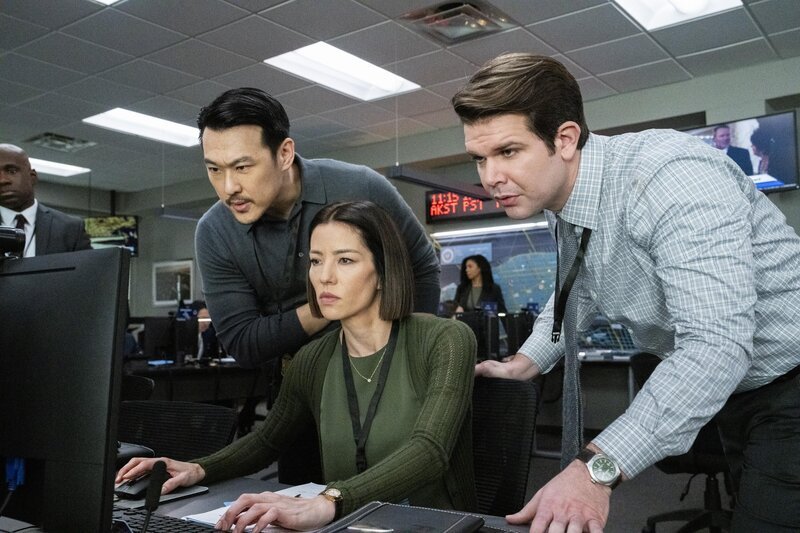 (v.l.n.r.) FBI Analyst Ian Lim (James Chen); FBI Analyst Elise Taylor (Vedette Lim); FBI Analyst Kelly Moran (Taylor Anthony Miller) – Bild: CBS Broadcasting, Inc.