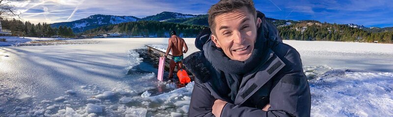 Nichts für Warmduscher: Moderator Eric Mayer macht den Kältetest und taucht ins Eiswasser ein. Schafft er es, ohne Schutzanzug 25 Meter im drei Grad Celsius kalten Wasser zu schwimmen? – Bild: ZDF/​ZDF Grafik /​ KiKA