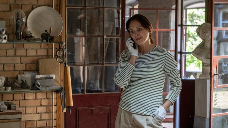 Kriminalhauptkommissarin Karoline Joost (Nike Fuhrmann) sieht sich im Atelier der ermordeten Kirchenmalerin um. Hat sie etwas gefunden, das sie der Lösung des Falles näher bringt? – Bild: Marc Meyerbröker /​ ZDF