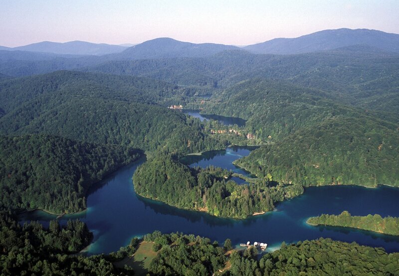 Luftaufnahmen vom Nationalpark Plitvicer Seen in Kroatien. – Bild: WDR/​WDR/​ORF/​ScienceVision/​R. Schlamberger