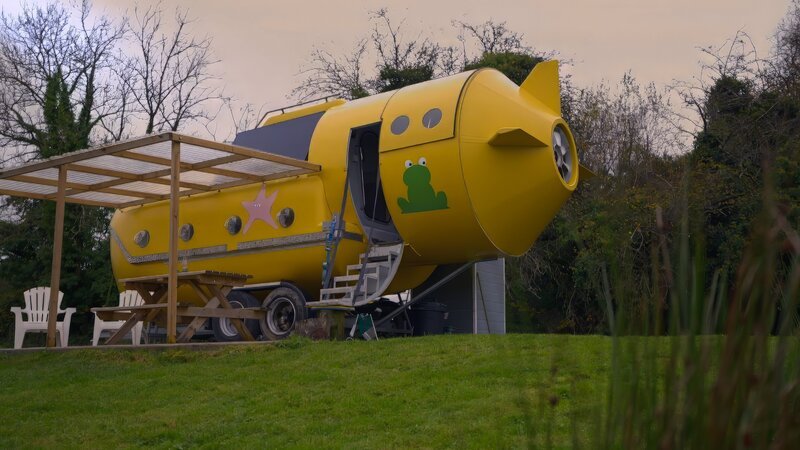 Yellow Submarine: In diesem ausgebauten Rettungsboot können vier Gäste übernachten. – Bild: Windfall Films /​ ZDF