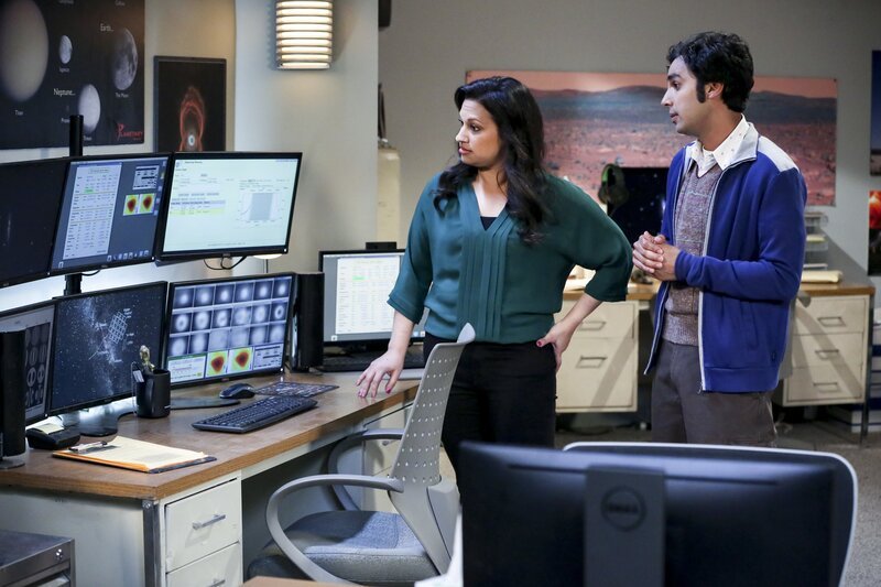 Rait Gupta (Anu), Kunal Nayyar (Rajesh Koothrappali). – Bild: 2019 CBS Broadcasting, Inc. All Rights Reserved /​ Michael Yarish Lizenzbild frei