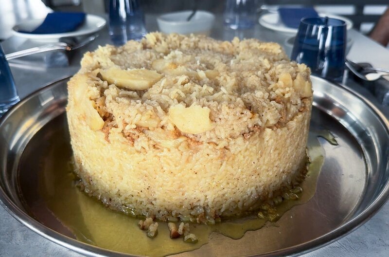 In Jordanien wird gerne alles in den gleichen Topf geworfen: Reis, Hühnchen und Gemüse – Maqluba ist das beste Beispiel dafür. – Bild: Elephant Doc