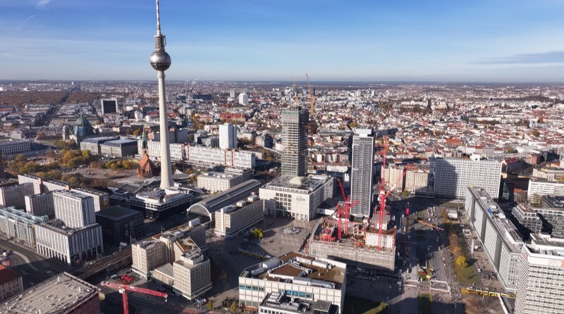 Kaum ein Ort in Berlin hat sich in den vergangenen Jahren so rasant verändert wie der Alexanderplatz. Für die einen ein beliebter Treffpunkt, für andere eher ein Unort. Baustellen prägen sein Gesicht. Über 350.000 Menschen passieren täglich diesen Knotenpunkt mitten in der Stadt. Ein Mikrokosmos zwischen hochfliegenden Träumen und harter Alltagsrealität. – Blick auf den Alexanderplatz – Bild: rbb/​Jörg Johow/​DOKFILM