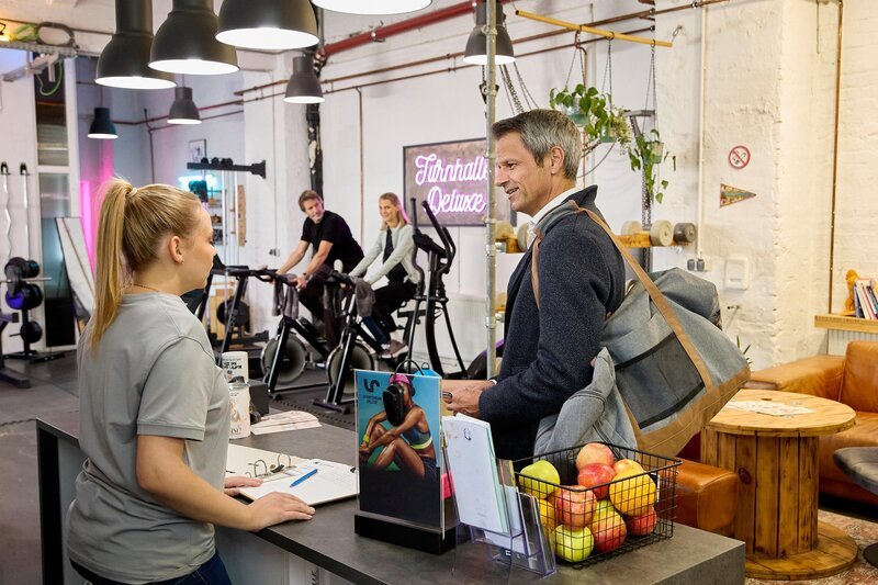 Benedikt (Jens Hajek, r.) wird von Jori (Guido Broscheit, hinten l.) in Augenschein genommen. Links Ronja (Theresa Traser), hinten rechts Stella (Bettine Langehein) – Bild: RTL /​ Kai Schulz /​ Rache, freundlich serviert