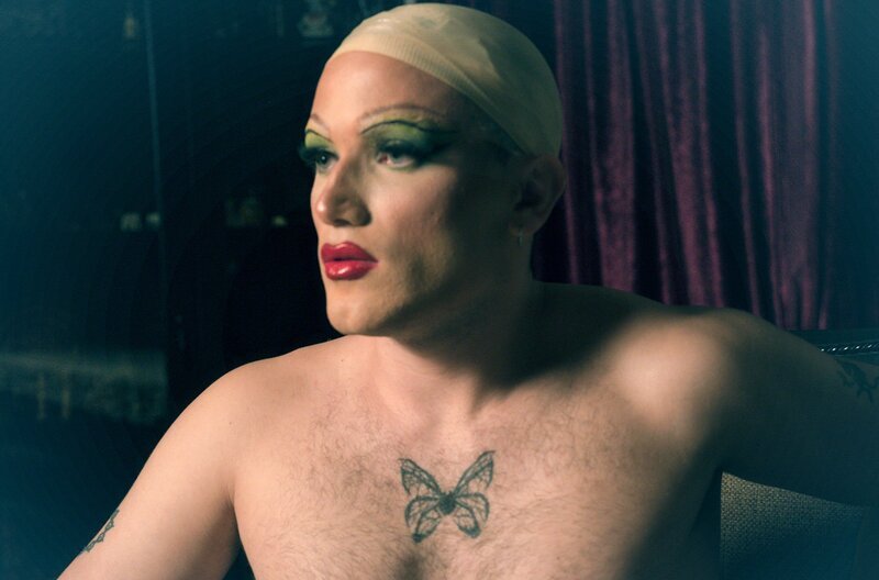 Joey ist Schiit – und queer. Durch sein Alter Ego „Sit Yanna“ drückt er sich künstlerisch aus. – Bild: Chloé-Khoury/​Kobalt Productions