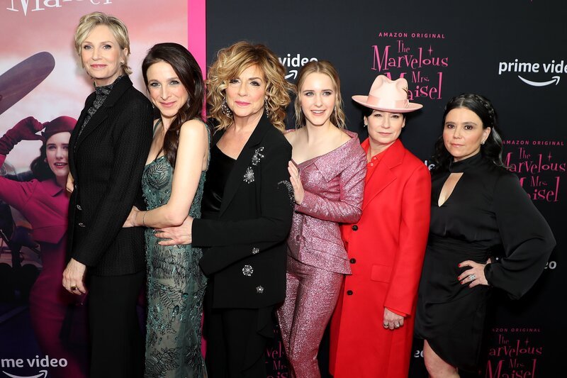 New York – World Premiere of Amazon’s ‚The Marvelous Mrs. Maisel‘ Season 3 – Pictured: Jane Lynch, Marin Hinkle, Caroline Aaron, Rachel Brosnahan, Amy Sherman-Palladino and Alex Borstein – Location: Museum of Modern Art – Bild: AMAZON PRIME
