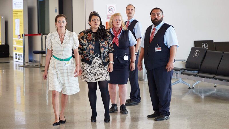(v.l.n.r.) Sabine Grünberg (Doris Golpashin); Samira Karahanci (Sara Fazilat); Ingrid Fink (Petra Kleinert); Harald Armbruster (Jan Georg Schütte); Ertu Karahanci (Kailas Mahadevan) – Bild: JOYN/​ProSieben /​ George Wendt
