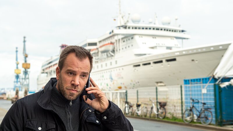 Der tragische Tod des kleinen Marvin durch ein defektes Spielzeug hat Familie Funke am Boden zerstört. Besonders der herzkranke Vater Jan Funke kommt nicht über den Tod seines Sohnes hinweg. – Bild: ZDF /​ Meyerbroeker