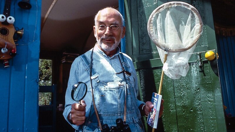 Peter (Peter Lustig) beobachtet auf einer Wildwiese die wundersame Verwandlung einer Raupe in einen Schmetterling. – Bild: ZDF und studio tv
