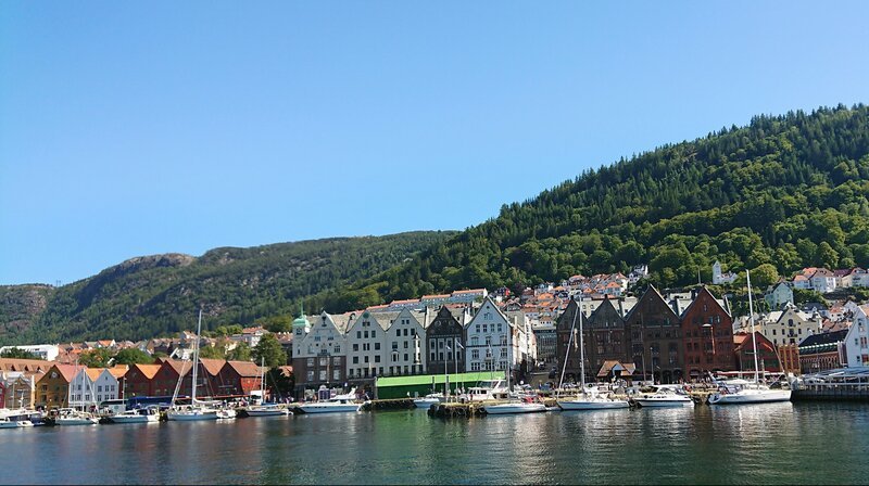 Die regenreichste Stadt Europas im strahlenden Sonnenschein. – Bild: NDR/​Miramedia/​Elke Bille