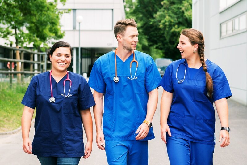 Die drei jungen Tierärzte Eléonore, William und Gwennaëlle machen ihre ersten Erfahrungen im Berufsleben. Freude und Drama wechseln sich zum Teil stündlich ab. – Bild: SRF/​RTS/​Anna Nahabed