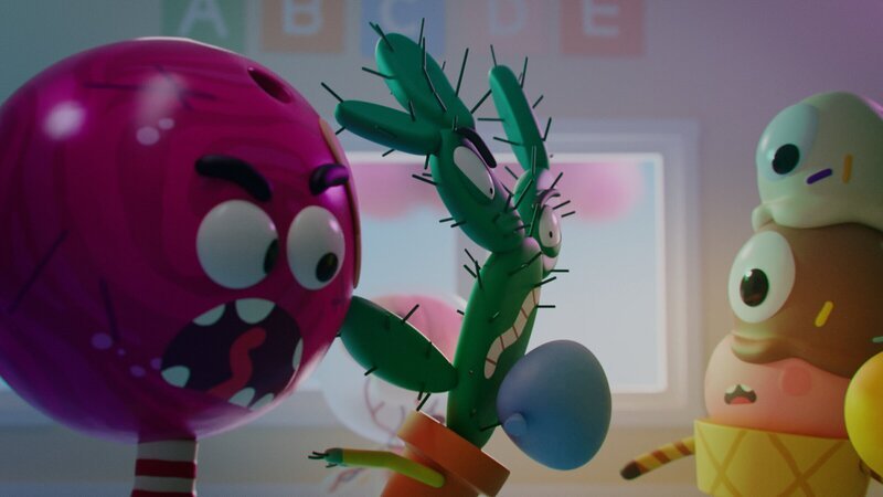 Wütend rast Spiky (Mitte) durch die Klasse, weil er beim Spiel „Ballon-Zerstampfen“ ausgeschlossen werden soll. Strike (links) ärgert sich über Spikys angeblichen unfairen Vorteil, und auch Waffel (rechts) findet Spikys Verhalten nicht in Ordnung. – Bild: ZDF und DR, Sparre Production, GODO Films