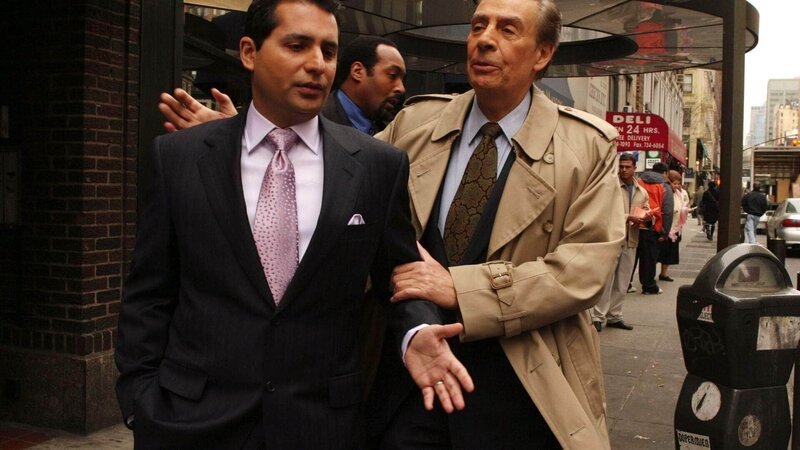 Am Morgen nach seiner Hochzeit wird der alternde persische Kaviarhändler Manny Soleimani tot in seinem Bett aufgefunden. Sein Sohn Ben (Firdous Bamji, li.) glaubt nicht an einen natürlichen Tod seines Vaters und verlangt eine Obduktion. Det. Lennie Briscoe (Jerry Orbach, re.) und Det. Ed Green (Jesse L. Martin) übernehmen den Fall als sich herausstellt, dass das Opfer tatsächlich erstickt worden ist. – Bild: RTL