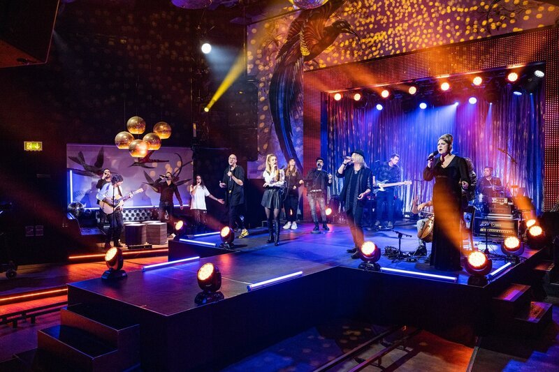 We Will Rock you – Schweizer Stars singen Queen v.l. Nicole Bernegger, Nic Maeder, Ilira, Ritschi, Naomi Lareine, Lukas Hobi, Matthias Arn, Adrian Stern – Bild: SRF/​Oscar Alessio