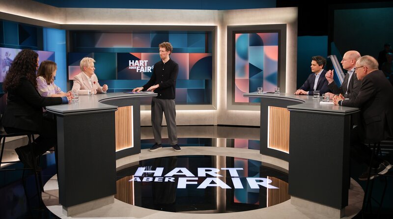 Zu Gast bei Louis Klamroth (M): v.l.n.r. Tatjana Halm (Referatsleiterin Recht und Digitales bei der Verbraucherzentrale Bayern), Bianca Heinicke (Webvideoproduzentin, ihren Kanal BibisBeautyPalace auf Youtube haben mehr als 5 Mio. Menschen abonniert), Renate Künast (Bündnis 90/​Die Grünen, frühere Bundesministerin für Verbraucherschutz), Christoph Ploß (CDU, Bundestagsabgeordneter und Koordinator der Bundesregierung für die maritime Wirtschaft), Gero Furchheim (Präsident Bundesverband E-Commerce und Versandhandel Deutschland) und Gerrit Heinemann (Professor für Betriebswirtschaftslehre, Management und Handel an der Hochschule Niederrhein). – Bild: WDR/​Dirk Borm