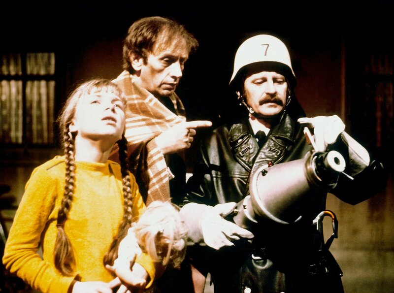 Dass die Feuerwehr mit den modernsten technischen Möglichkeiten ausgestattet ist, sollte jedermann erfreuen. Auch die von einem Brand Betroffenen sollten keine Gelegenheit versäumen, sich von einem Fachmann über die neueste Spritztechnik informieren zu lassen. – Bild: rbb/​Radio Bremen