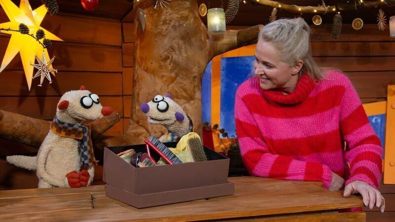 Jan und Henry wollen Schuhe für den Nikolaus putzen, aber sie haben gar keine. Was stellen sie dem Nikolaus stattdessen hin? – Bild: KiKA