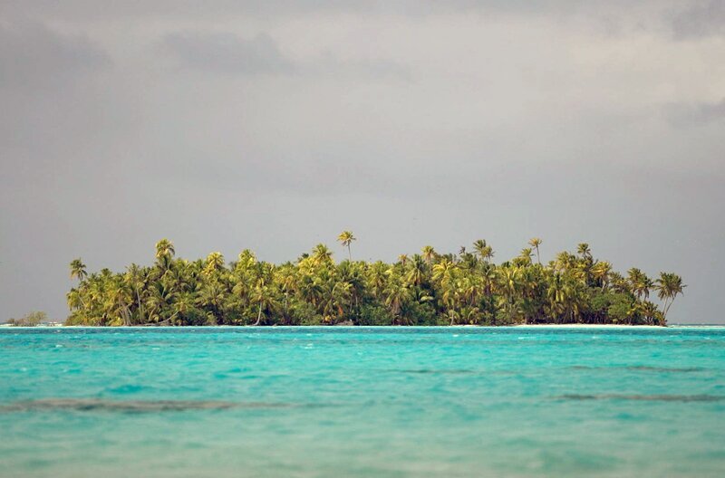 Die polynesischen Inseln des Tuamotu-Archipels sind ein traumhaftes Fleckchen Erde – doch das Überleben in dieser Einöde ist eine Herausforderung, die nur wenige Menschen gemeistert haben. – Bild: Elephant Doc