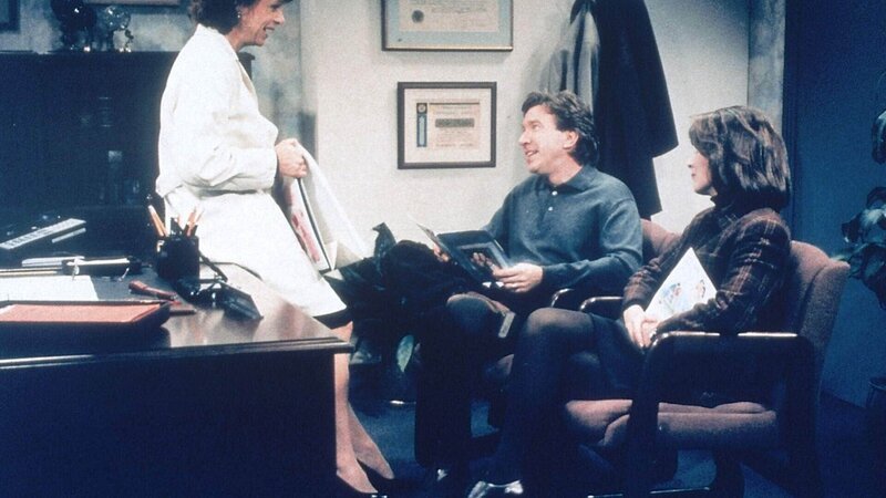 Jill (Patricia Richardson) hat Tim (Tim Allen) immerhin zu einem Besuch bei einer Urologin (Caroline McWilliams) überredet. Doch ob er sich danach wirklich sterilisieren lässt? – Bild: TVNOW