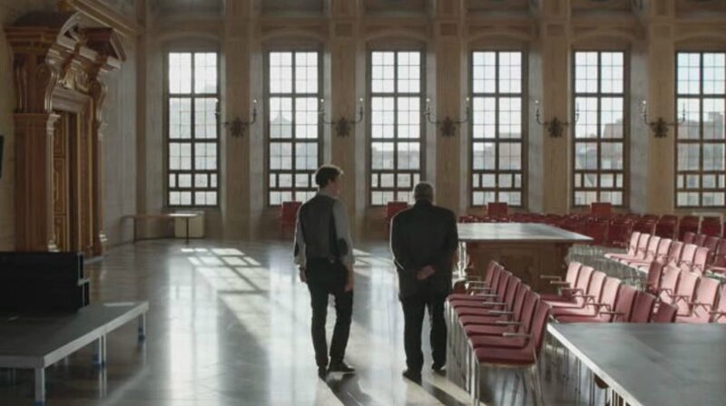 Von links: Maximilian Maier mit Professor Burkhard im Rathaus Augsburg. – Bild: BR/​Juno Film UG/​Sebastian Bolenius