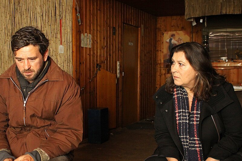 Urs Hahn (Peter Schneider) erzählt Klara Blum (Eva Mattes) vom widerspruchsvollen Lebenswandel der ermordeten Vanessa. – Bild: SWR/​Johannes Krieg