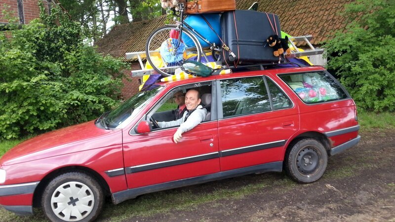 Wigald Boning (l.) und Bernhard Hoëcker (r.) haben allerlei Sachen zum Experimentieren mitgebracht. In dieser Folge benötigen sie etwa einen Supergrill, einen Kronleuchter und einen Flammenwerfer. – Bild: ZDF und Prime Productions/​Holger Hoffmann