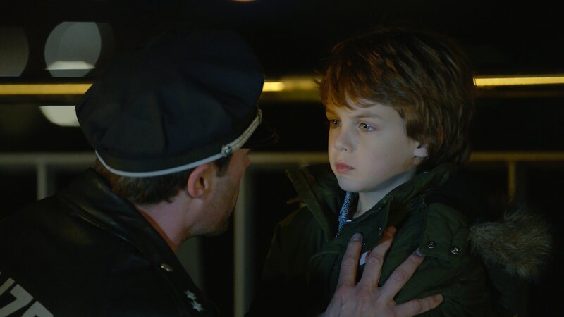 Mattes (Matthias Schloo, l.) hat den kleinen Ausreißer (Bruno Thiel, r.) wiedergefunden und verspricht ihm, das alles gut werden wird. – Bild: ZDF und Oliver Sander /​ Roland Fritzenschaft