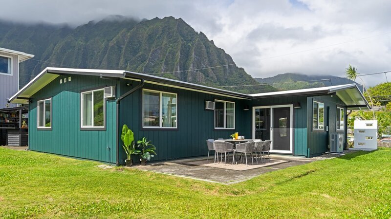 Outdoor patio and bar as seen on Renovation Aloha, Season 2. – Bild: Warner Bros. Discovery /​ Kili Laa