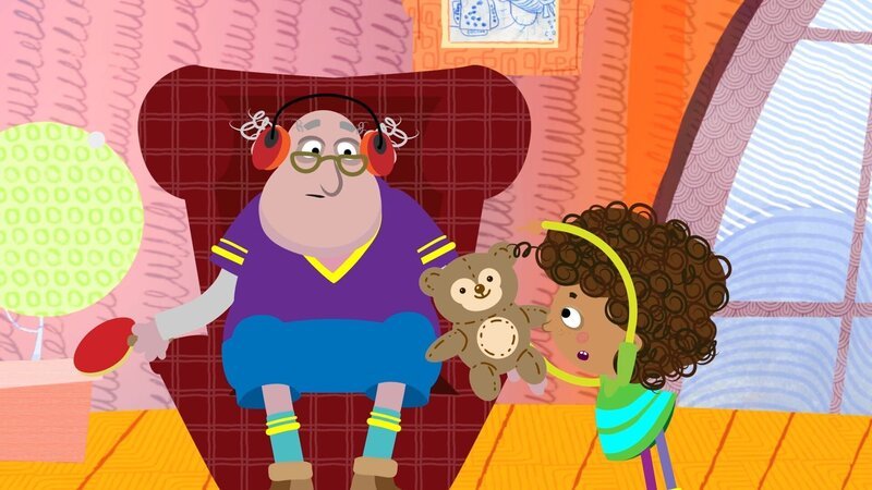 Mia zeigt dem Opa ihren kaputten Teddy. – Bild: rbb/​Traumhaus Studios