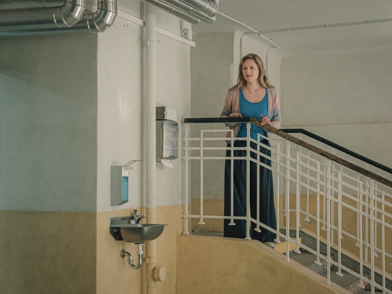 Julia Jentsch (Ursula Fink). – Bild: ORF/​Amazon/​MGM