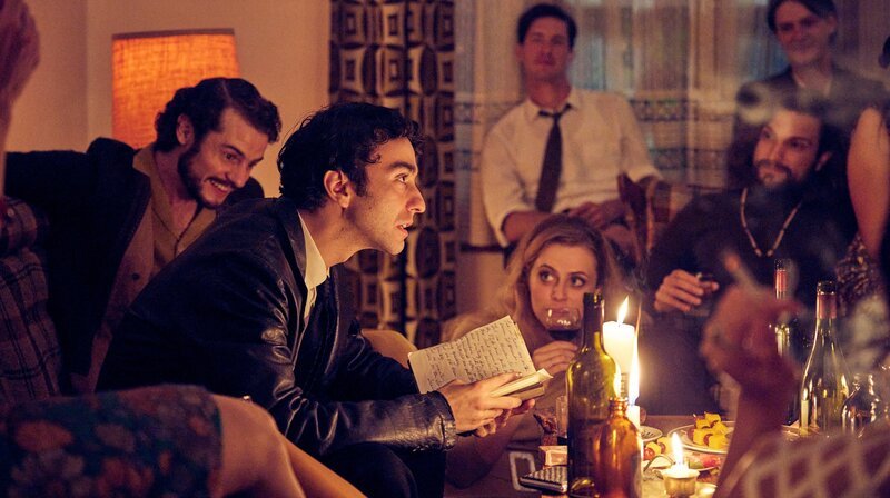 Die Menschen hängen an Leonards (Alex Wolff) Lippen, wenn er seine Gedichte liest – der große Erfolg bleibt trotzdem aus. – Bild: HR/​NDR/​Nikos Nikolopoulos