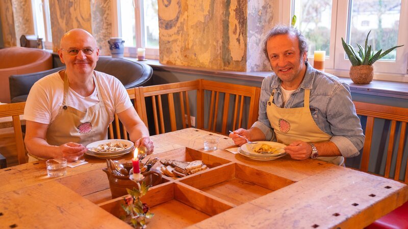 Pasta aus Sauerteig zum Mittagessen mit fränkischem Pesto hat Bäcker Arndt Erbel (links) gemacht. Da staunt der Schmidt Max. – Bild: André Goerschel / BR Pasta aus Sauerteig zum Mittagessen mit fränkischem Pesto hat Bäcker Arndt Erbel (links) gemacht. Da staunt der Schmidt Max. – Bild: André Goerschel / BR