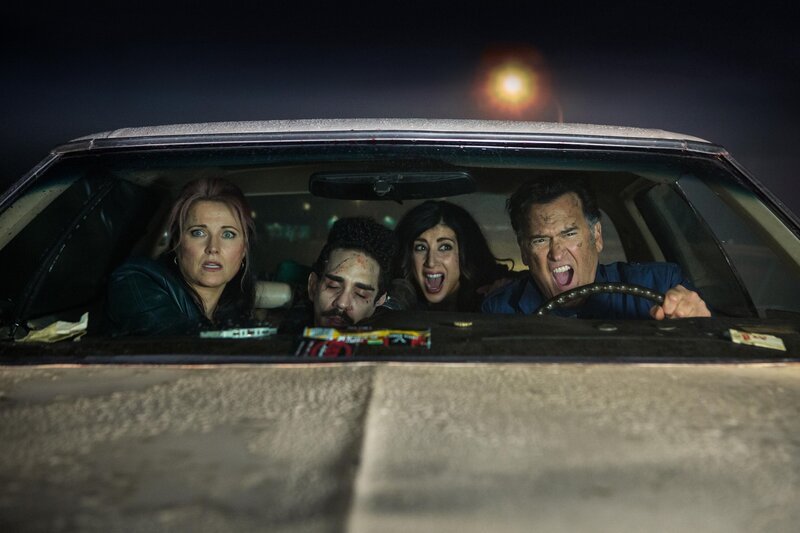 V.l.: Ruby Cross (Lucy Lawless), Pablo (Ray Santiago), Kelly (Dana DeLorenzo), Ash Williams (Bruce Campbell). – Bild: Starz Entertainment, LLC /​ Matt Klitscher