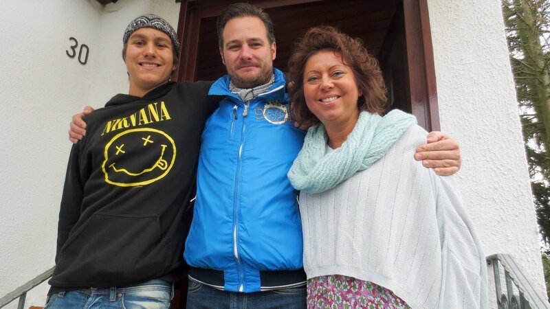 Dominic (li.) mit Trödelprofi Andreas Bierschock und Agi – Bild: RTL II