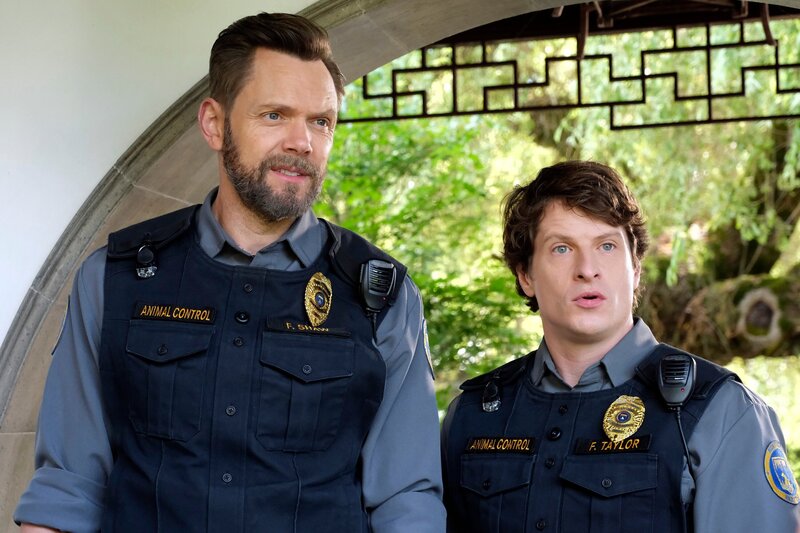 L-R: Joel McHale als Frank Shaw und Michael Rowland als Fred ‚Shred‘ Taylor – Bild: Bettina Strauss /​ FOX Entertainment