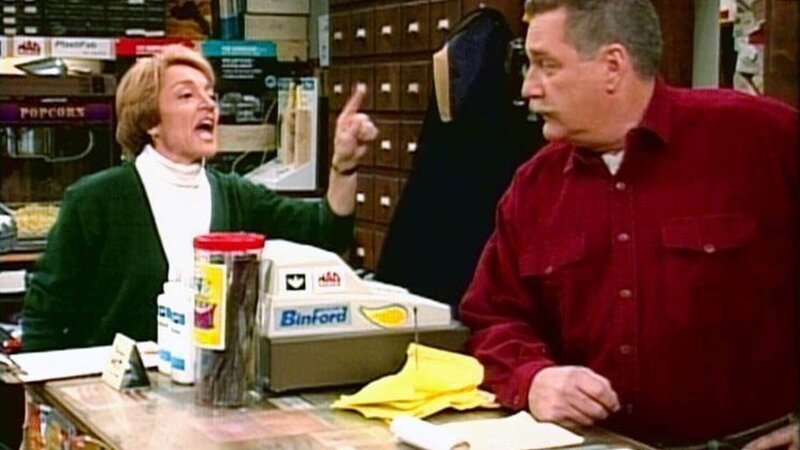 Dolores (Shirley Prestia) mischt den Eisenwarenladen von ihrem Mann Harry (Blake Clarke) auf. – Bild: TVNOW /​ Touchstone Television