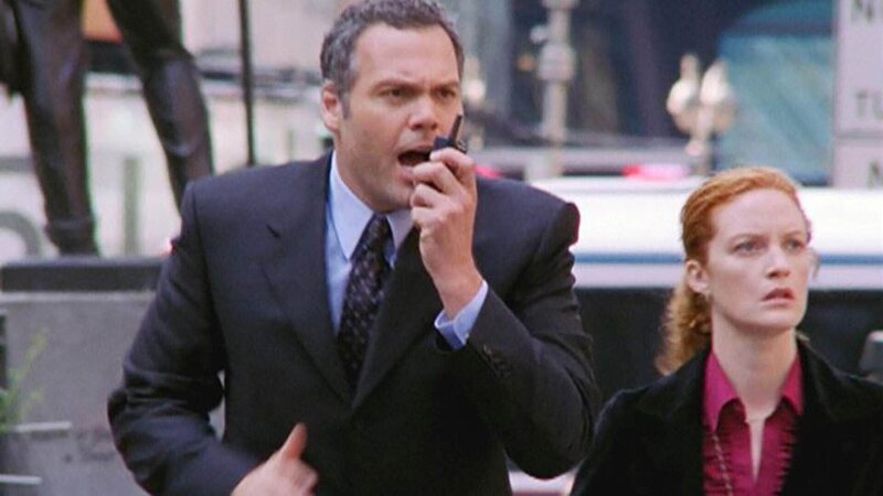 Die Detectives Goren (Vincent D’Onofrio, l.) und Bishop (Samantha Buck) stellen den vermeintlichen Mörder. – Bild: TVNOW