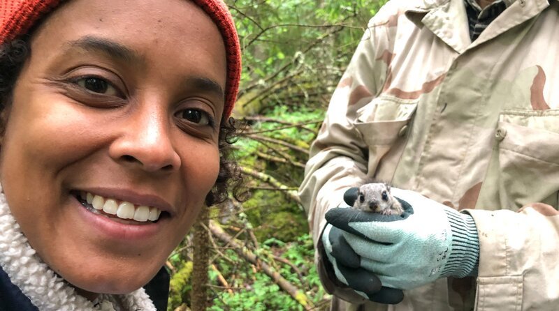 Pia und Biologe Ralf haben im finnischen Wald ein junges Gleithörnchen gefunden. – Bild: BR/​Text und Bild Medienproduktion/​André Goerschel