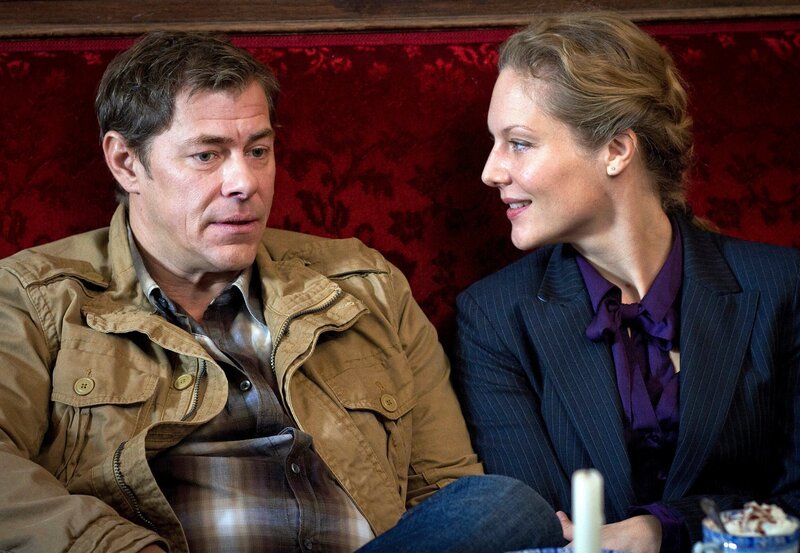 ARD HEITER BIS TÖDLICH – MORDEN IM NORDEN, neue Krimiserie am Vorabend mit 16 Folgen, Folge 4 „Donners Dienstreise“, am Dienstag (13.03.12) um 18:30 Uhr im Ersten. Staatsanwältin Elke Rasmussen  (Tessa Mittelstaedt, r.) fühlt sich immer noch zu Finn Kiesewetter (Sven Martinek, l.) hingezogen. – Bild: ARD/​Georges Pauly