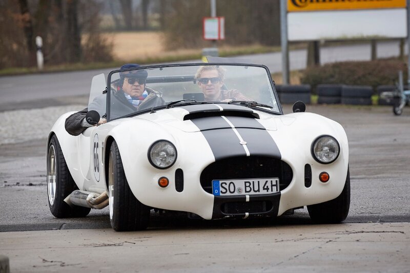 Paul (Daniel Roesner) ist mit seinem Vater Klaus (Michael Brandner) in der Cobra unterwegs in den Hunsrück, damit sich dieser endlich mit seiner Tochter Lisa versöhnt. – Bild: MG RTL D /​ Guido Engels