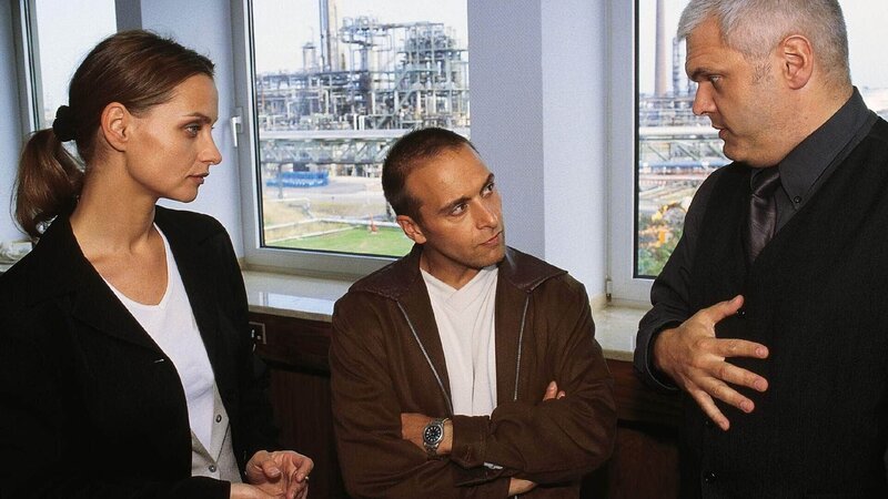 Semir (Erdogan Atalay, Mi.) befragt Dr. Pott (Laszlo Kish), den Chef der Fa. Prooil und seine Sicherheitsbeauftragte, Victoria Götzinger (Catherine Flemming). Wollen sie etwas vertuschen? – Bild: TVNOW