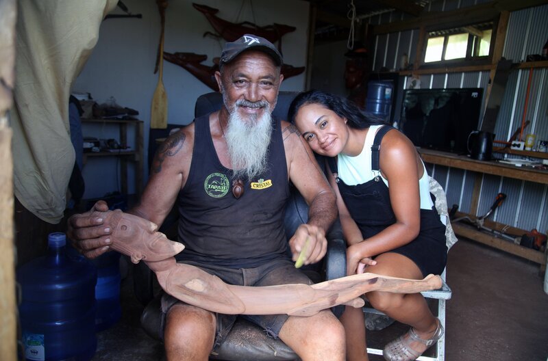 Pomahina Hey Araki mit ihrem Vater Victor – Bild: ARTE /​ MedienKontor/​J. Michael Schumacher