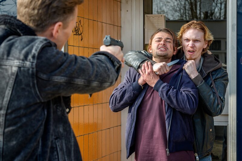 Moritz Brenner (Johannes Hendrik Langer, l.) versucht die heikle Situation zwischen zwei der „EarlyBoys“ zu deeskalieren. Cem Polat (Samy Abdel Fattah, M.) wird von Nico Gassner (Filip Schnack, r.) mit einem Messer bedroht. – Bild: ZDF und Uwe Frauendorf