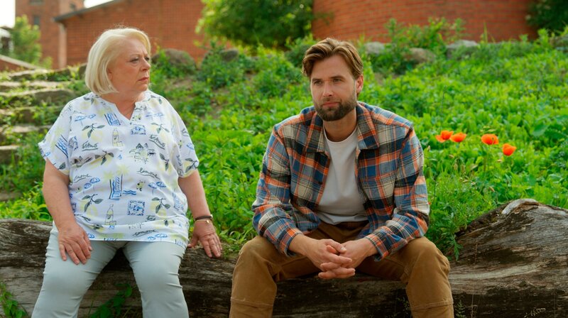 Simon (Thore Lüthje r.) will nur ungern wieder zurück auf den Darß. Im Gegensatz zu Valerie (Maike Johanna Reuter) würde Gisela (Martina Eitner-Acheampong l.) ihn gerne dauerhaft hierbehalten. – Bild: NDR