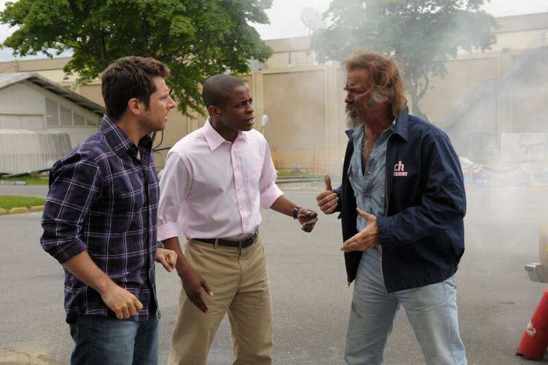 PSYCH – „Daredevils!!“ – Pictured: (l-r) James Roday as Shawn Spencer, Dule Hill as Burton „Gus“ Guster, Jeff Fahey as Dutch – Bild: USA Network /​ UNIVERSAL CHANNEL /​ Alan Zenuk
