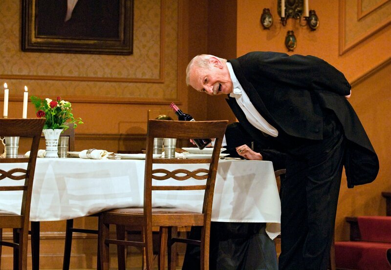 Diener Johann (Walter Flamme) wartet den imaginären, weil längst verblichenen Gästen der Feier von Fräulein Sophies 90. Geburtstag auf. – Bild: HR/​Benjamin Knabe