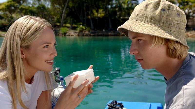 Dr. Denman (Lara Cox, l.) stellt Lewis (Angus McLaren) zur Rede. – Bild: ZDF und Jasin Boland