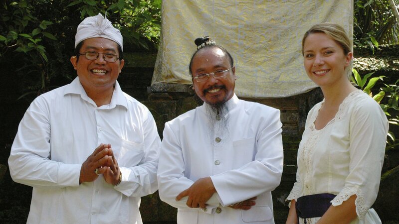 Moderatorin Wasiliki Goutziomitros mit traditionell gekleideten Balinesen – Bild: ZDF und SRF